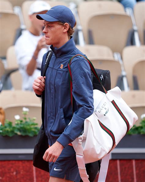 Jannik Sinner ha una nuova borsa Gucci e adesso siamo tutti